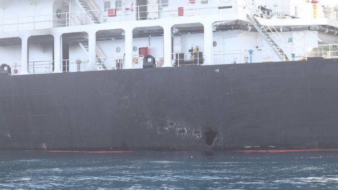 Атака на нафтотанкери в Оманській затоці: військові США показали фото, як іранці знімають міну з борту корабля