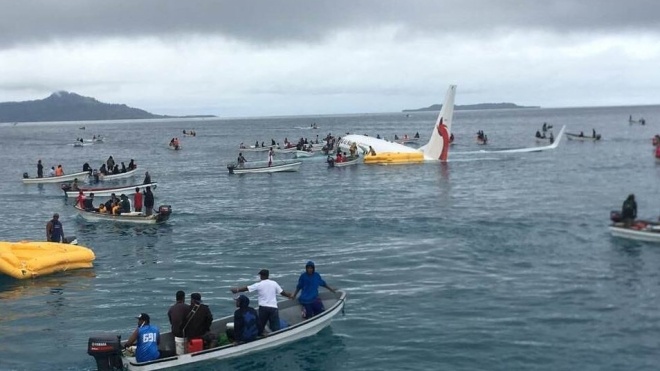 В Микронезии Boeing с пассажирами не долетел до посадочной полосы и упал в море. Людей спасали на рыбацких лодках. Фотография