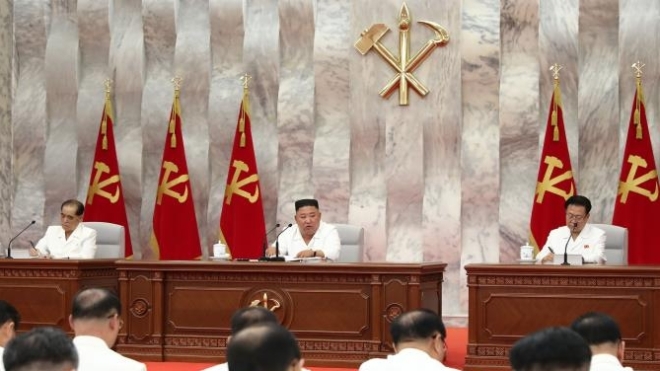 Кім Чен Ин закликав свою партію не послабляти боротьбу з коронавірусом на зʼїзді, переповненому людьми без масок
