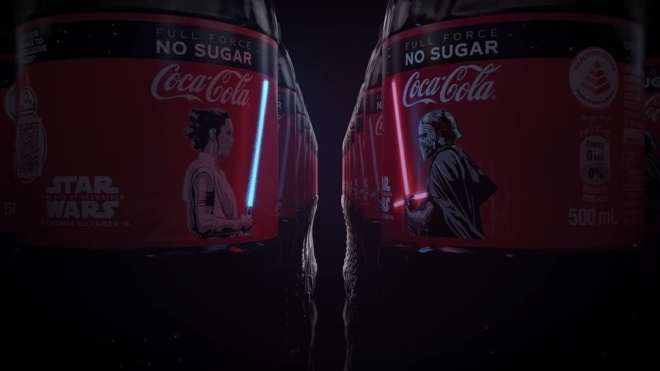 «Звездные войны»: Coca-Cola выпустила коллекцию бутылок с мечом, который светится от прикосновения