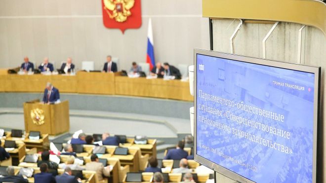 Госдума приняла в первом чтении повышение пенсионного возраста в России