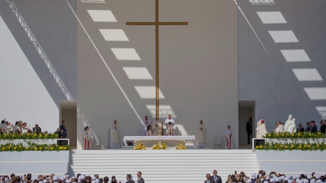 Папа Римский впервые в истории католической церкви провел мессу в Арабских Эмиратах