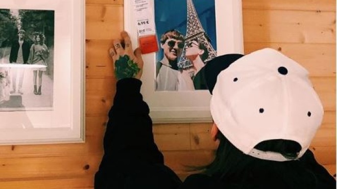 «Пьяные» селфи и снимки из отпуска. В Вильнюсе пара заменила каждое изображение в IKEA на свои фотографии 