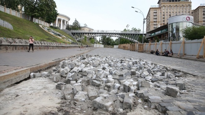 Поліція затримала чоловіка, який справив нужду на памʼятник Небесної сотні в Києві