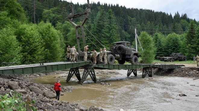 Паводки на западе Украины: военные инженеры устанавливают временные мосты