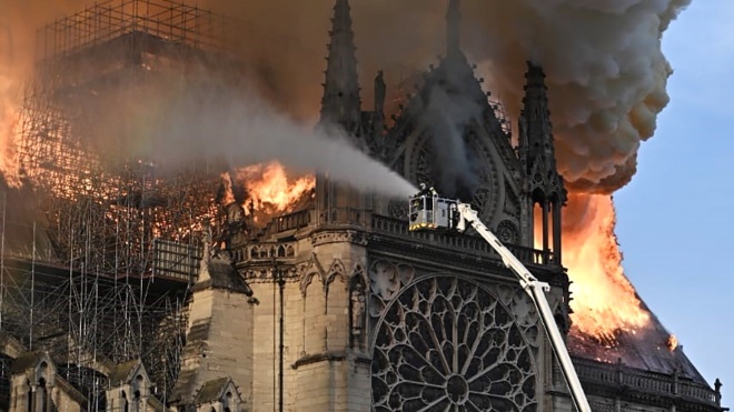 Крыша собора Парижской Богоматери обрушилась