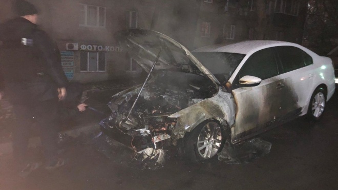 Біля посольства РФ у Києві підпалили авто з дипломатичними номерами. Це сталось після ескалації в Азовському морі