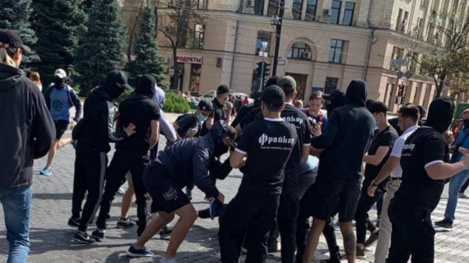 После Марша равенства в Харькове радикалы начали отлавливать и избивать активистов. Полиция грубых нарушений не зафиксировала