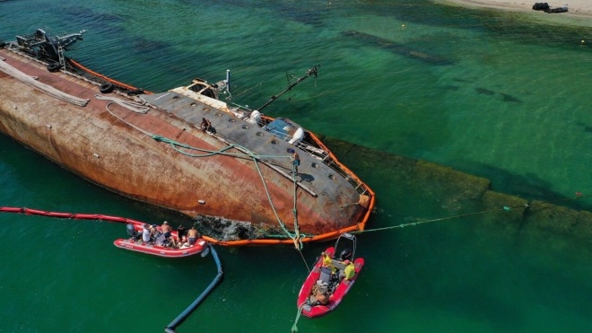 Затонулий танкер Delfi почнуть прибирати з узбережжя наприкінці серпня