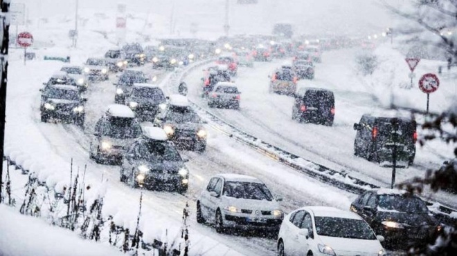 В Україні в низці областей прогнозують мокрий сніг із дощем та ожеледицю, водіїв попередили про ускладнення умов