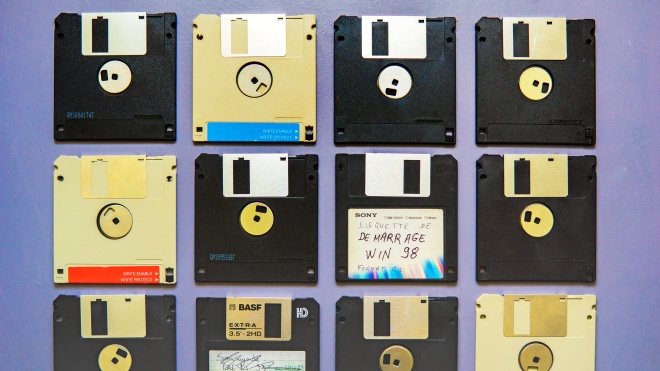 48 років тому зʼявилися перші компʼютерні дискети, зараз про них майже забули. Як змінювалися носії інформації — від перфокарт до хмарних сховищ