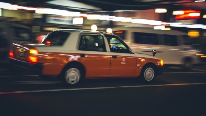 Правительство разрешило такси ездить по отдельным полосам движения для общественного транспорта