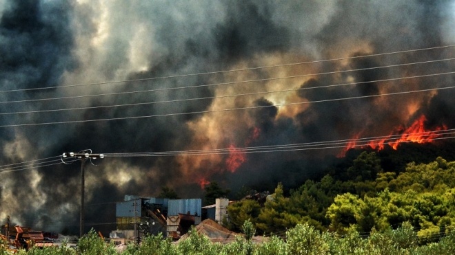 В Греции возле курортного поселка начался лесной пожар, власти эвакуируют жителей