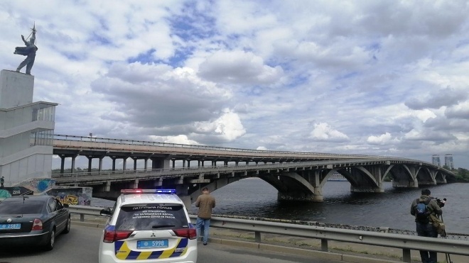 В Киеве мужчина угрожал взорвать мост Метро и требовал срочную встречу с Аваковым. Его уже задержали
