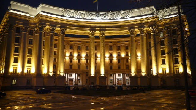 МЗС: 40 посольств та консульств України відновили прийом громадян