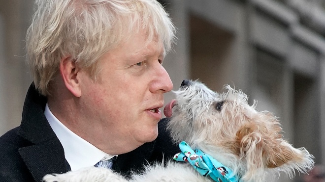 В Великобритании началось голосование на парламентских выборах. Джонсон пришел на участок с собакой