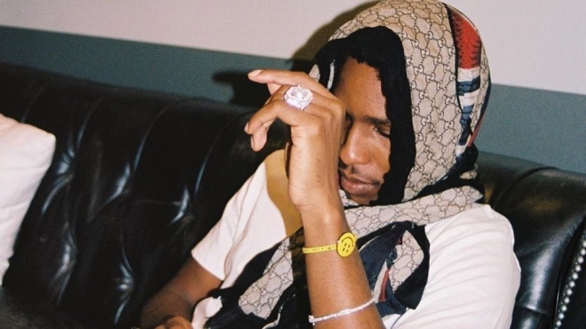 Рэппер A$AP Rocky показал, как правильно завязывать платок в стиле Babushka Boi