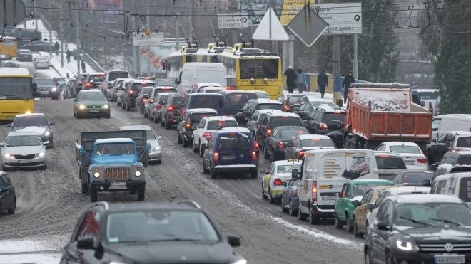 Через сніг в Києві сталося 500 ДТП. Поліція обмежуватиме рух, щоб чистити дороги