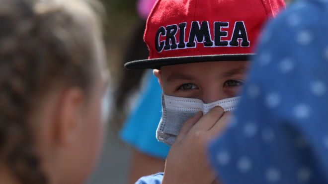 Выбросы химикатов в Крыму: в Скадовск вывезли более 400 детей