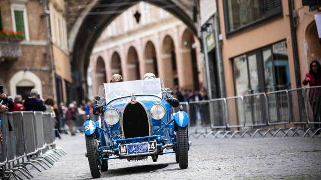 В Італії триває гонка раритетних автомобілів «Тисяча миль». Її називають найкрасивішою в світі — як це виглядає?