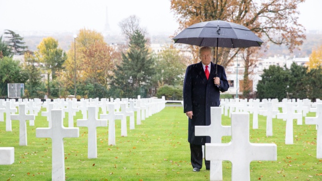 Трампа раскритиковали за отказ почтить память американцев в дождь