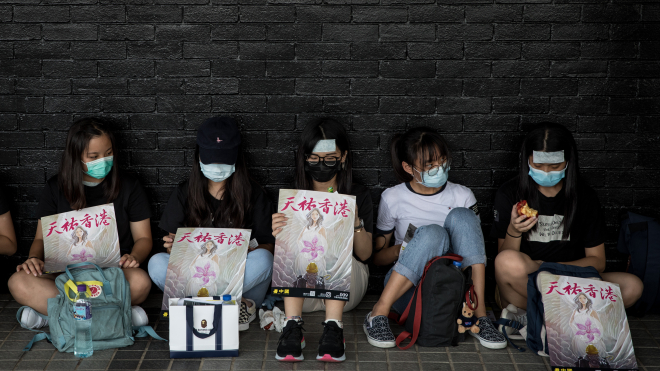Студенты Гонконга протестуют четвертый месяц. Пекин винит курсы критического мышления в школах и хочет их запретить — пересказываем материал NYT