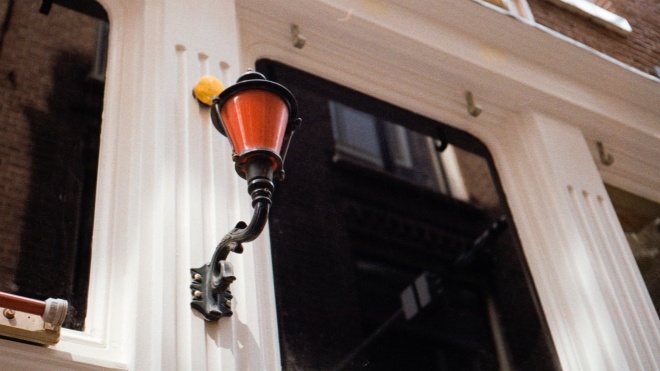 В Амстердаме из-за наплыва туристов частично закрыли квартал «красных фонарей»