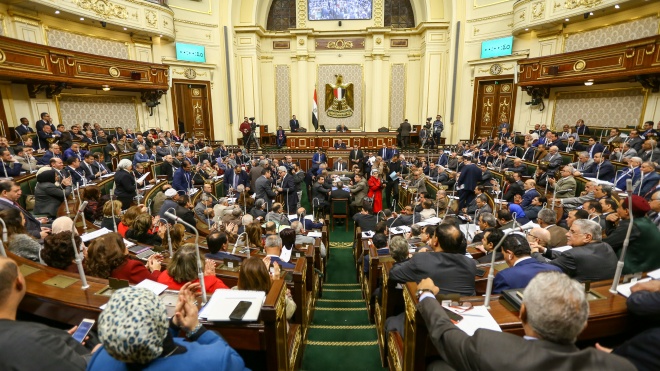 Парламент Египта принимает поправки в Конституцию, которые позволят президенту ас-Сиси править до 2030 года