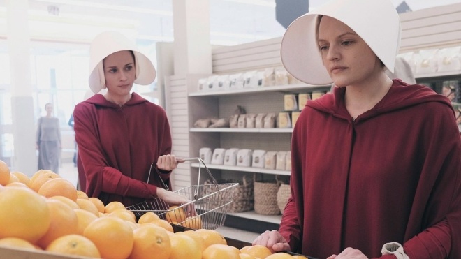 «Благословен зонт». Американка вызвала полицию из-за «самоубийцы» в накидке из сериала «Рассказ служанки»