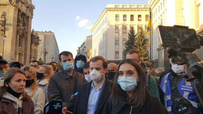 Дело Гандзюк: на Банковой проходит акция протеста, к участникам вышли Мендель и заместитель Венедиктовой