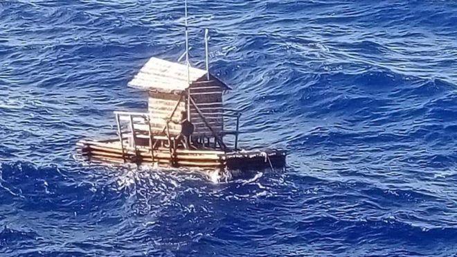 Индонезийского юношу на деревянном плоту унесло в океан. Он плавал 49 дней и выжил