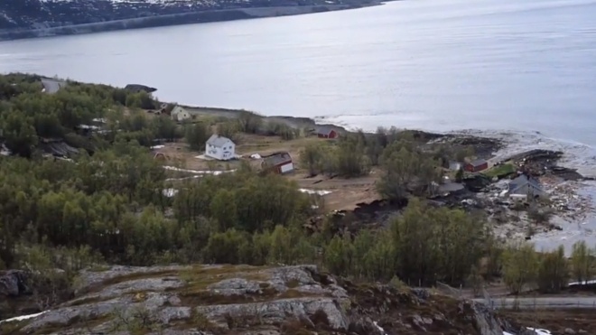 Массивный оползень в Норвегии снес в море часть поселка вместе с собакой
