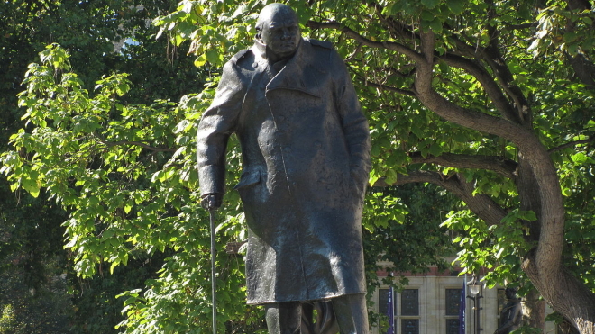 Власти Лондона заколотили памятник Черчиллю в преддверии антирасистских акций протеста