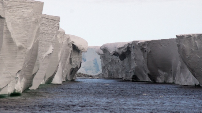 В Антарктиде тает шельфовый ледник размером с Францию