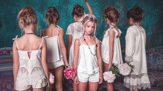 В Одесі 12-річні дівчата рекламують білизну. В образі паризьких куртизанок