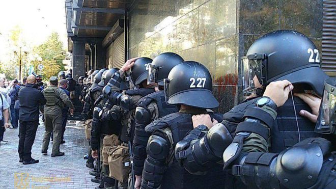 Сутички під Генпрокуратурою: поліція допитала сімох мітингувальників, одного з пістолетом — затримали