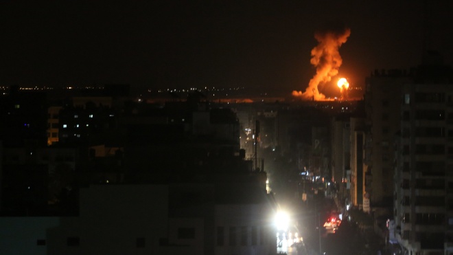 Сектор Газа обстрелял Израиль сотней ракет. Ранены мирные жители, звучат сирены