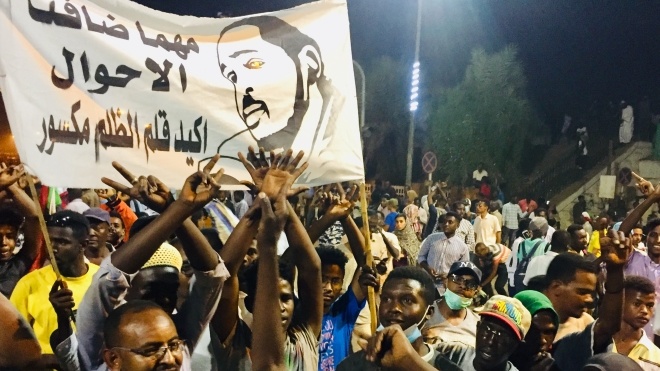 Военный переворот в Судане: армия взяла под арест президента аль-Башира. Он правил страной 30 лет 