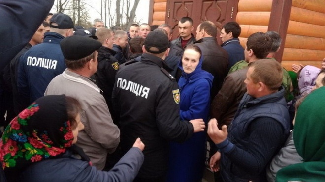 УПЦ (МП): Активисты штурмом захватили Свято-Михайловский храм в Ровенской области