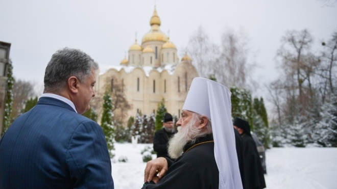 Президент Порошенко нагородив орденами двох священиків УПЦ МП
