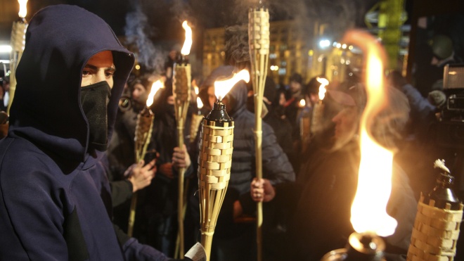 У центрі Києва триває факельна хода. Учасники вимагають результатів розслідування злочинів на Євромайдані