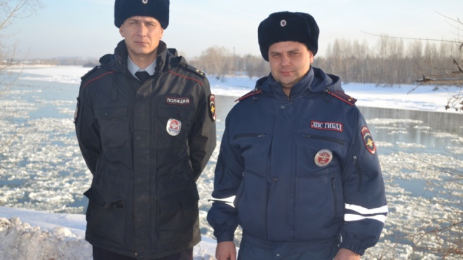 В России полицейские тушили пожар снежками
