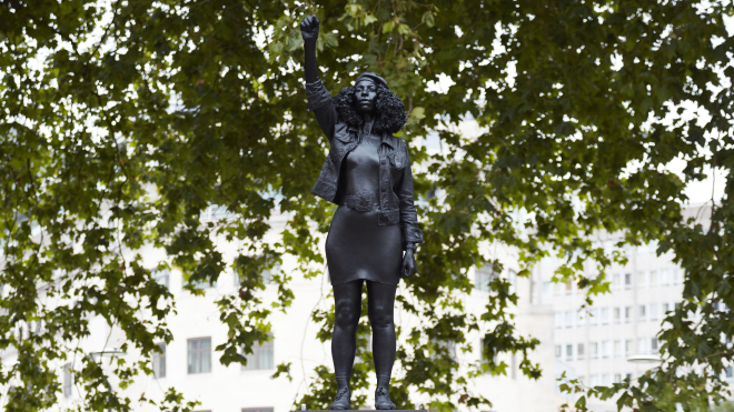У Великій Британії встановили памʼятник учасниці руху Black Lives Matter на місці статуї работорговця