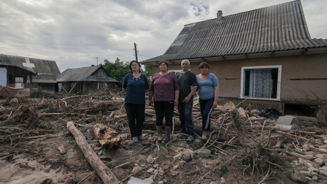 Семья 56-летнего Ивана Гасько с Прикарпатья осталась без жилья из-за наводнения. Он прожил здесь всю жизнь и увидел, как его двор смыло водой — репортаж