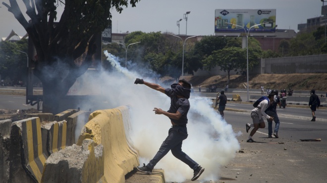 Протесты в Венесуэле: манифестанты применяют минометы, а Мадуро хочет «день национального диалога»