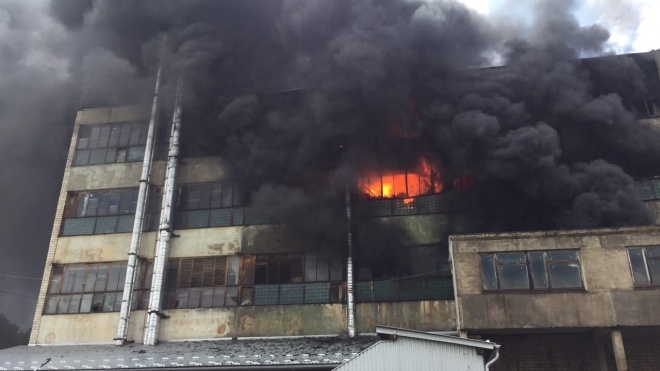 В Черновцах произошел пожар на фабрике. Его уже потушили