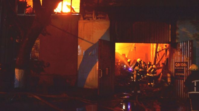 В Одесі — масштабна пожежа та вибухи на СТО. Постраждало четверо рятувальників
