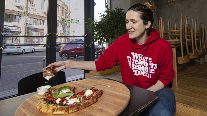 «Маша їсть і пʼє». Піца з сиром і томатами — з ресторану, який згорів і повстав із попелу.  Пропонують засновники Mimosa Brooklyn Pizza