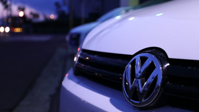 Белая рука, темнокожий мужчина и neger. Volkswagen угодил в расистский скандал из-за проморолика модели Golf