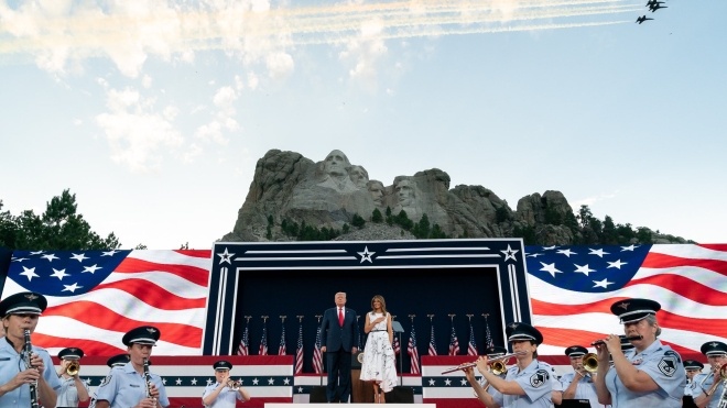 На честь Дня незалежності США Трамп зібрав понад 7 тисяч своїх прихильників біля гори Рашмор. Більшість із них були навіть без масок